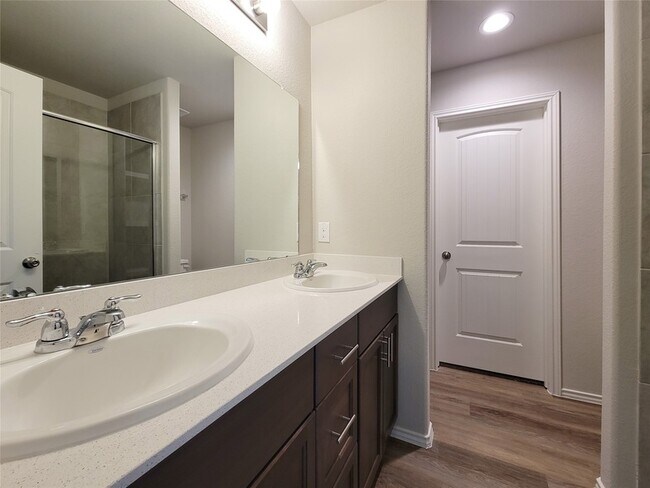 Building Photo - 942 Amesbury Ct