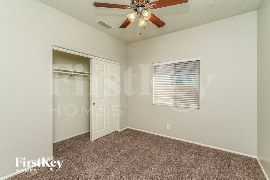 Building Photo - 931 W Oak Tree Ln