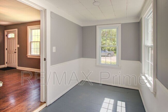 Building Photo - 27 Ansell Ave