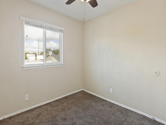 Building Photo - 2401 Manor Rd