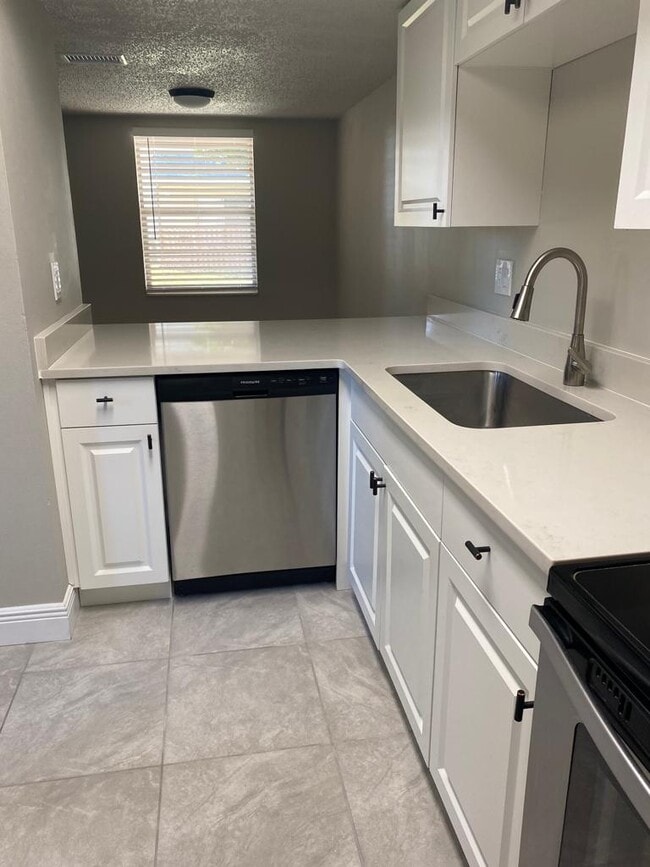 Building Photo - 1425 Croftwood Dr