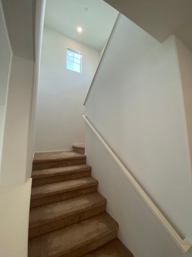 Building Photo - 6032 Mariposa Dr