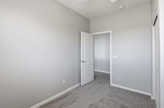 Building Photo - 3565 E Vaughn Ct