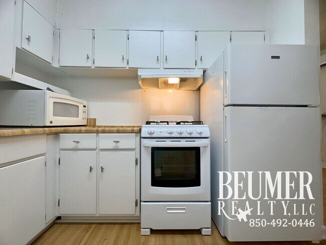 Building Photo - Charming Updated 2br/1ba Mid-Century Cottage