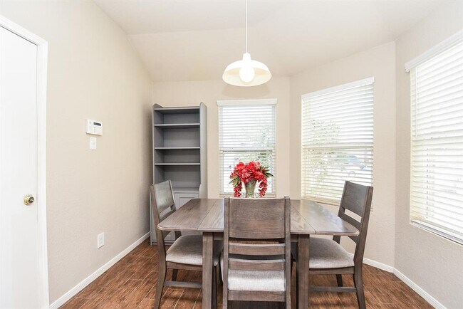 Building Photo - 7210 Foxwood Fair Ln