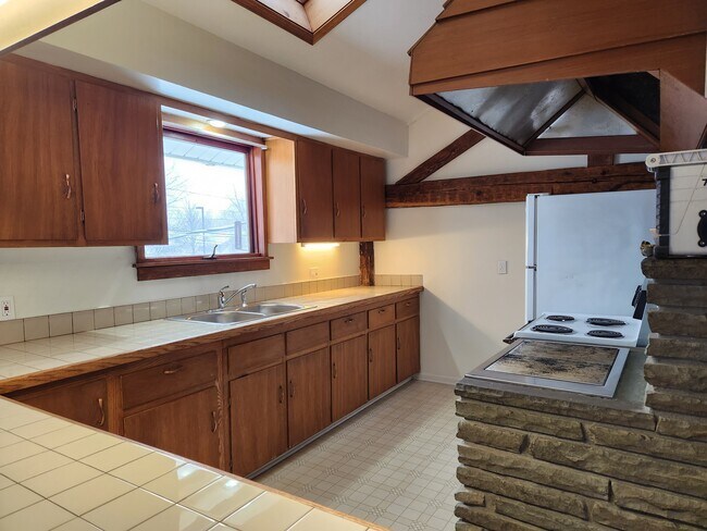 Building Photo - 116 W High St