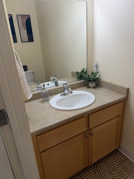 Building Photo - 804 Kite Ln