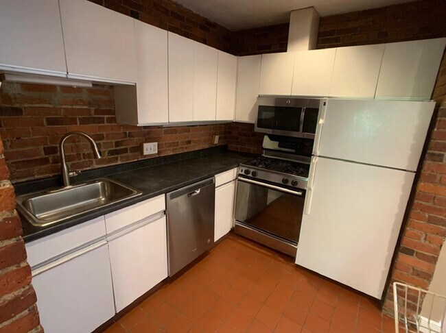 Building Photo - 110 Riverway