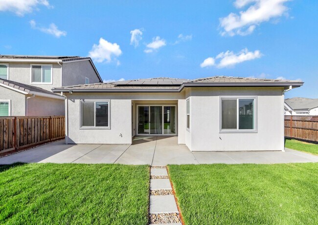 Building Photo - Beautiful Corner Lot 3 Bed 3 Bath Home