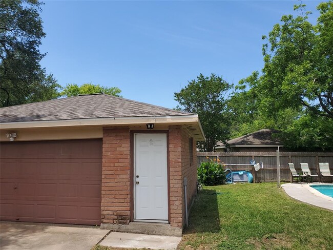 Building Photo - 1007 Reseda Dr