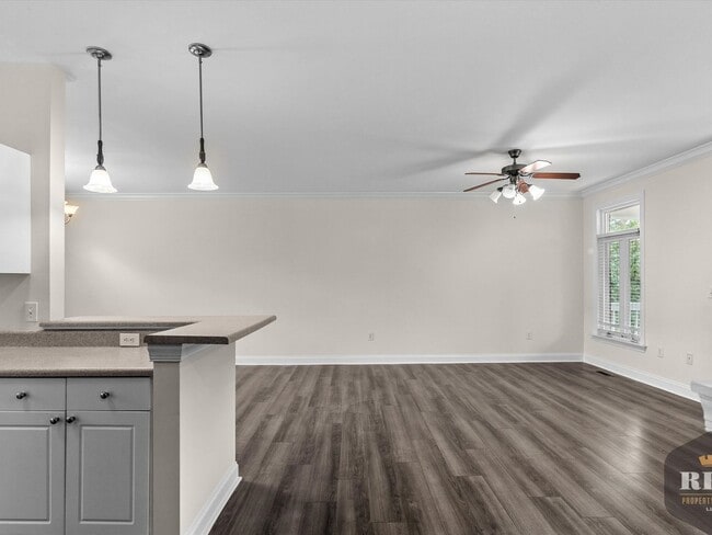 Building Photo - 3 Story Townhome, New Wood Floors, Great W...