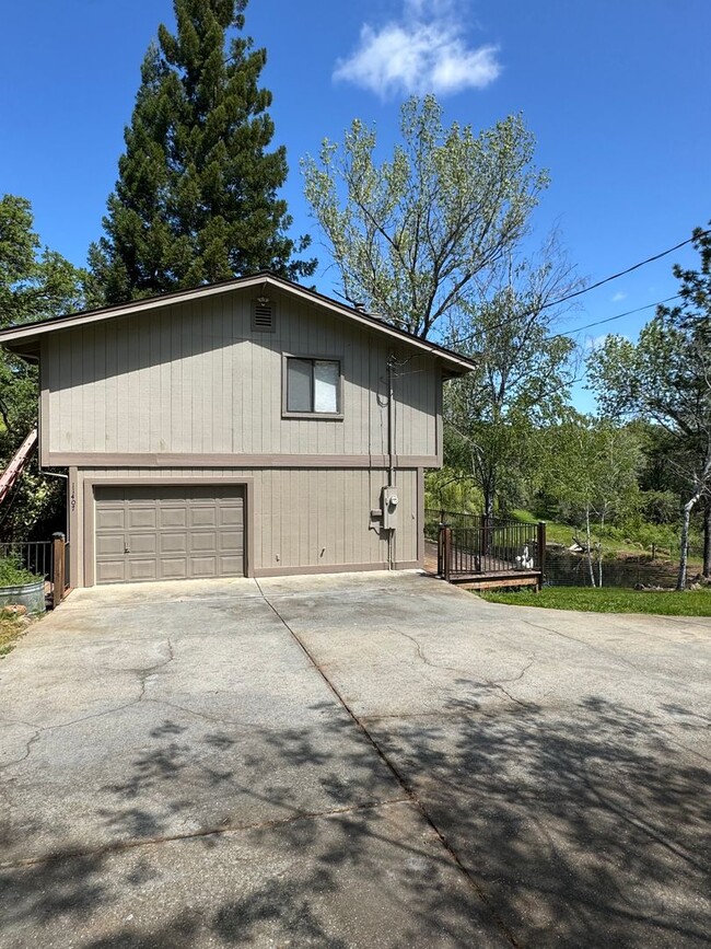 Building Photo - Scenic North Auburn Living – 1 bedroom 2-S...