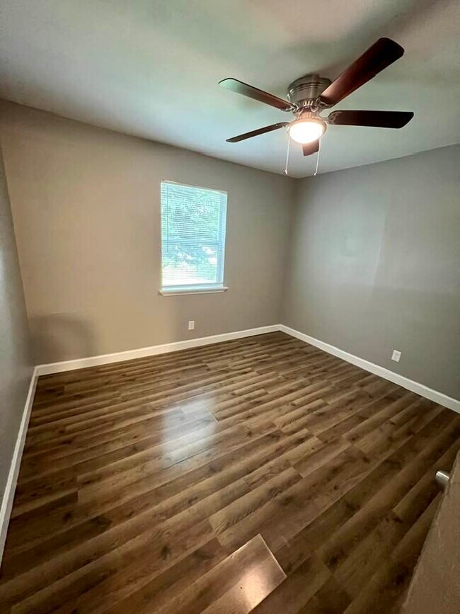 Building Photo - 2754 McCausland Ave