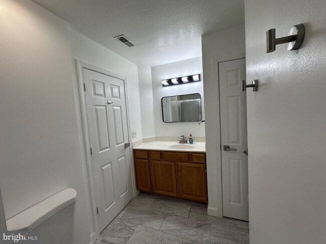 Building Photo - 5960 Millrace Ct