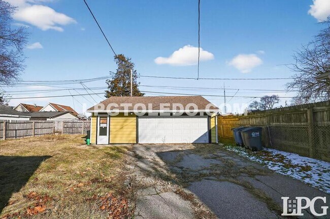 Building Photo - 1525 Akron St