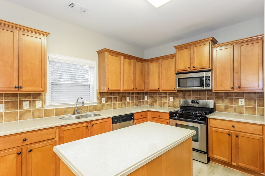 Building Photo - 85 Lakeshore Pkwy