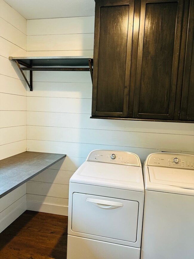 Building Photo - Charming Vintage Farm House