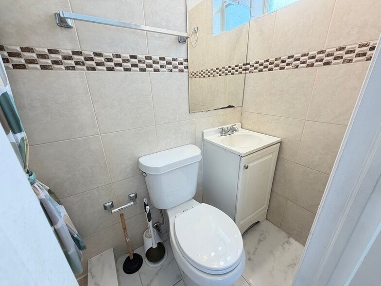 Building Photo - 912 NW 9th Ave