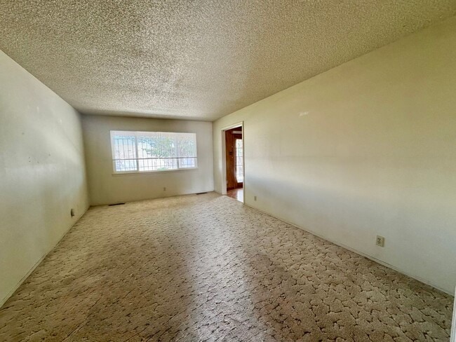 Building Photo - Well-maintained Northeast Gem!