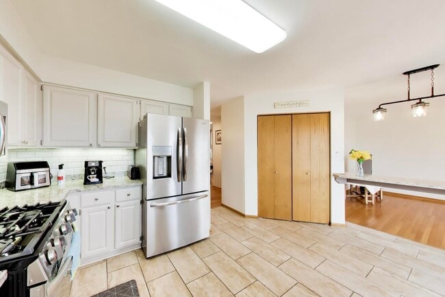 Building Photo - 943 W Essex Pl