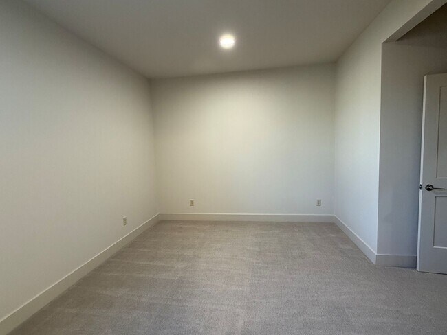 Building Photo - Now renting Brand-new 4 bedroom, 3 bathroo...