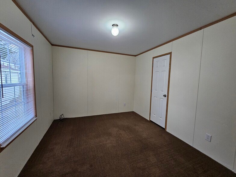 Building Photo - 4 Parkview Dr