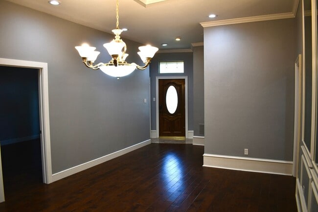 Building Photo - Absolutely Stunning!