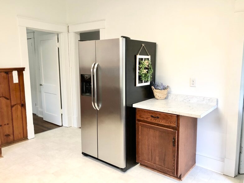 Fridge w/Ice and Water in Door - 2205 Mayflower Dr