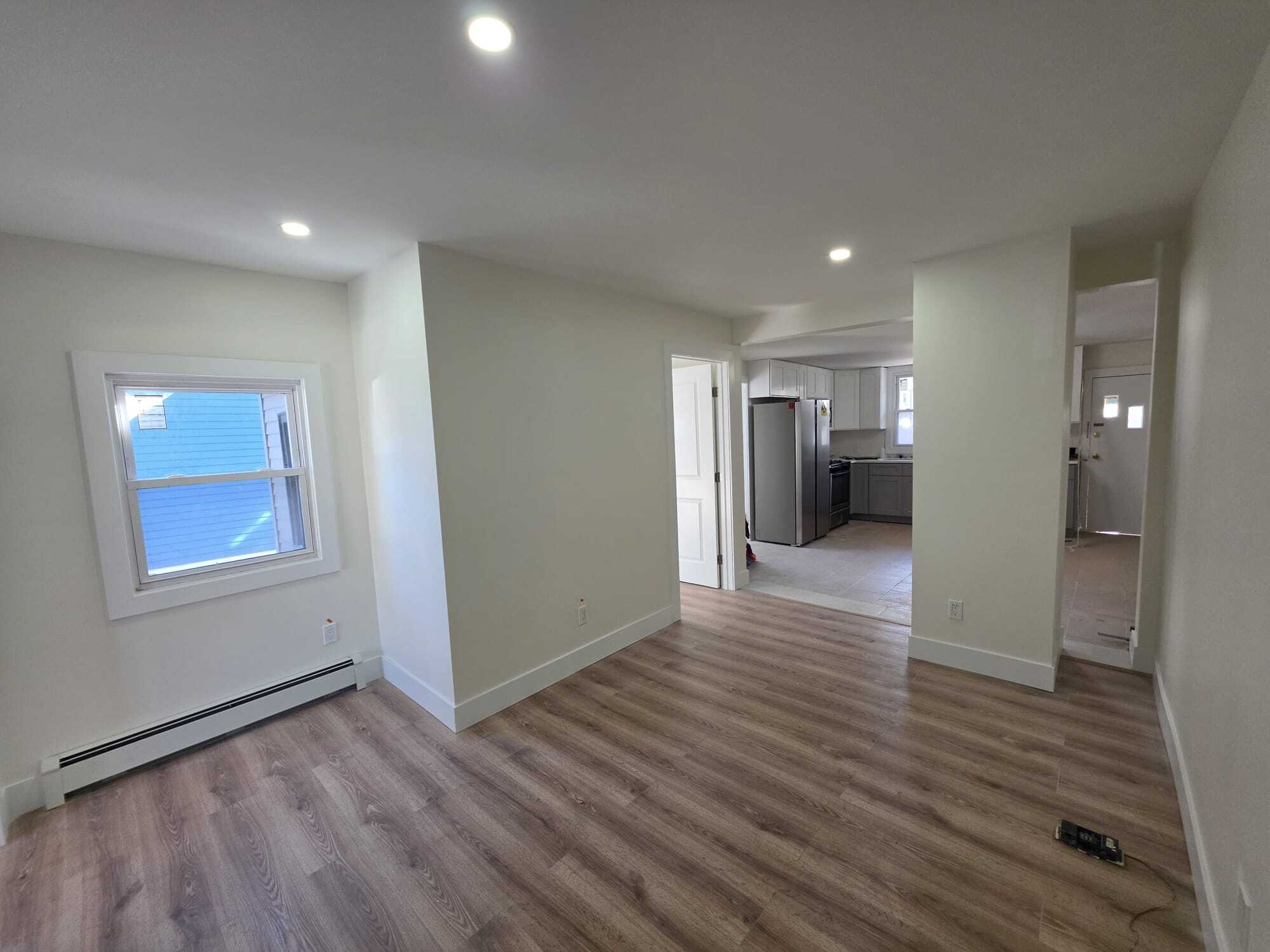 Livingroom. Entry door view. - 109 Ralph St
