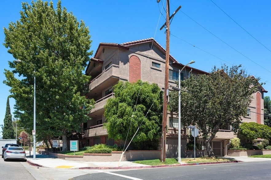 Building Photo - 4454 Coldwater Canyon Ave