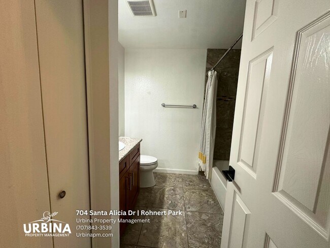 Building Photo - 704 Santa Alicia Dr
