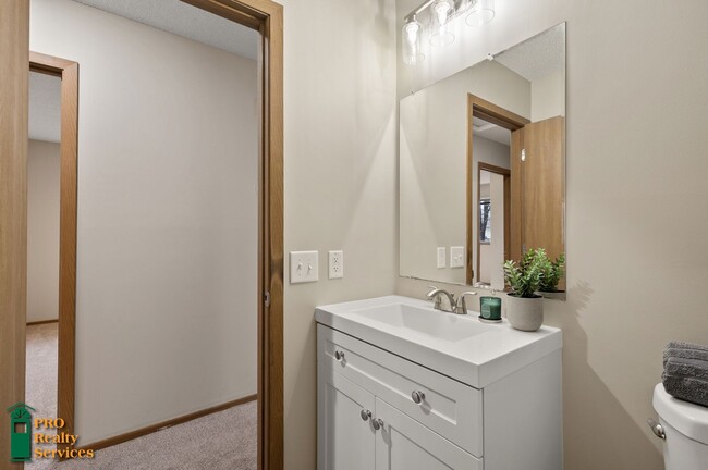 Building Photo - 3 Bedroom House **Half Off May Rent with a...