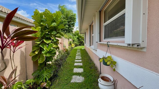 Building Photo - 5465 Grande Palm Cir