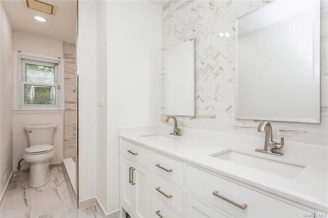 Building Photo - 2 Merion Dr