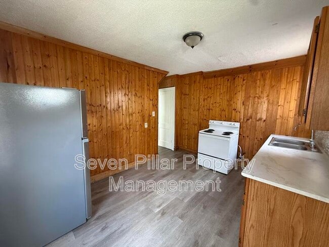 Building Photo - 1044 E 16th Ave