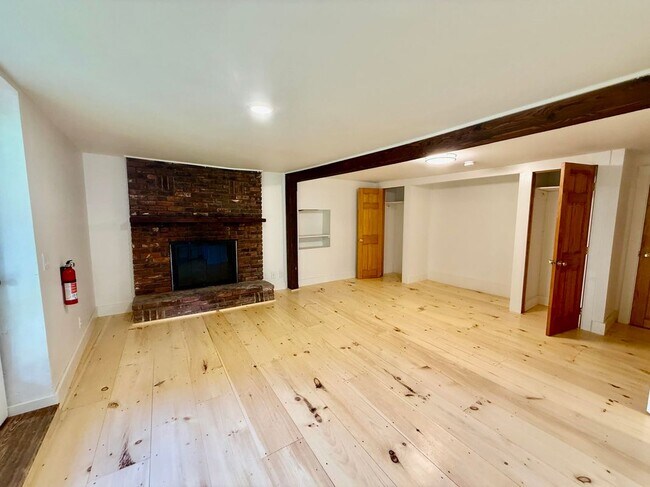 Building Photo - 473 Maple St