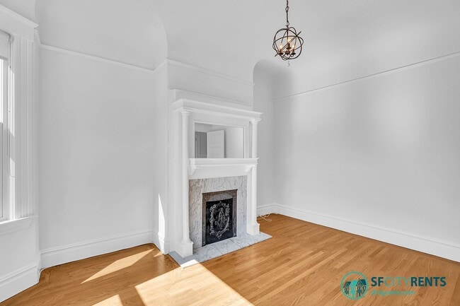 Building Photo - Presidio Heights: Remodeled Flat w/ Privat...