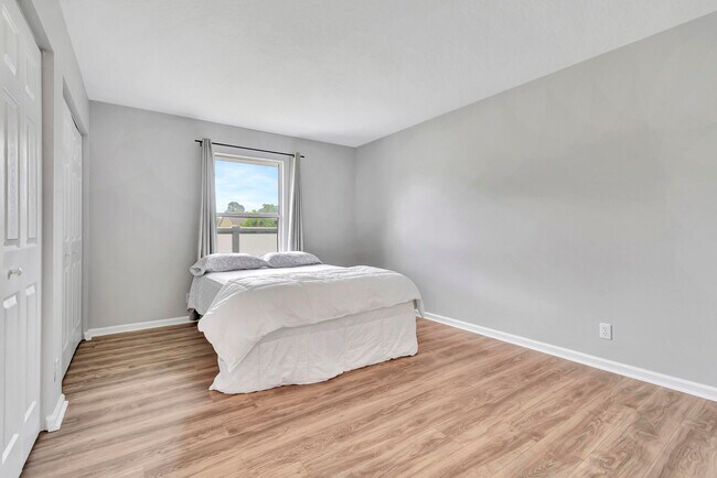 Building Photo - 1588 Farmington Ave