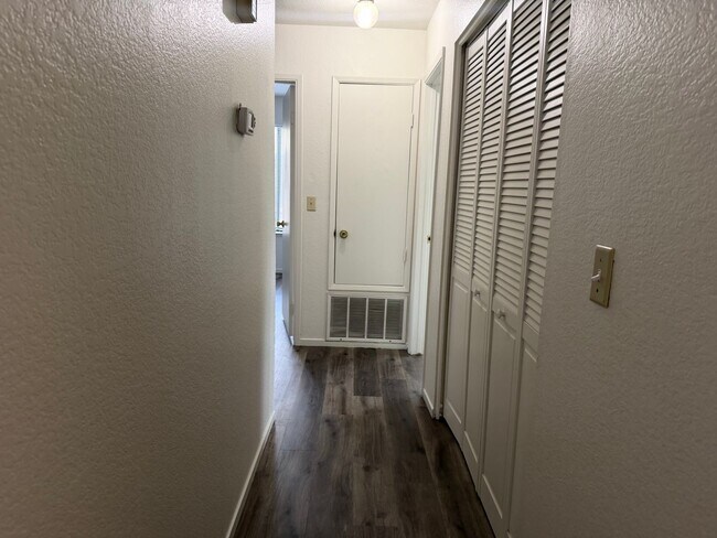 Building Photo - Remodeled 3 bedroom 2 bath house in Citrus Heights HUGE YARD