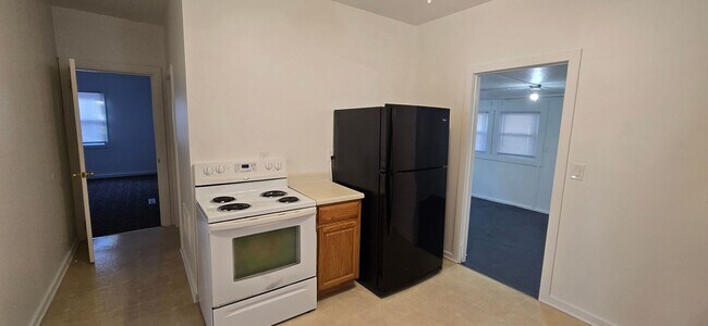 Building Photo - Remodeled 2 bedroom with Garage & small fe...