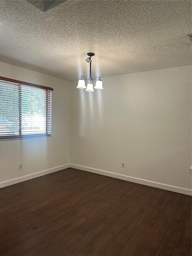 Building Photo - 906 Coral Club Dr