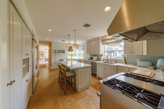 Building Photo - 225 Russlyn Dr