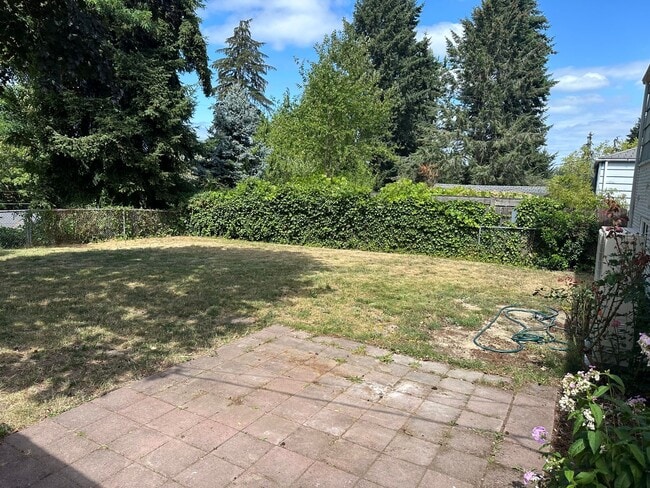 Building Photo - Available Now! 4 bed, 2 bath house in Shoreline!