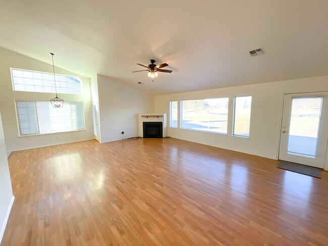 Building Photo - 3 Bedroom, 2 bath house on Harbor Links Go...