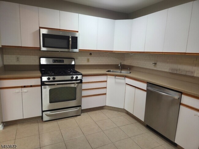 Building Photo - 67 Village Dr