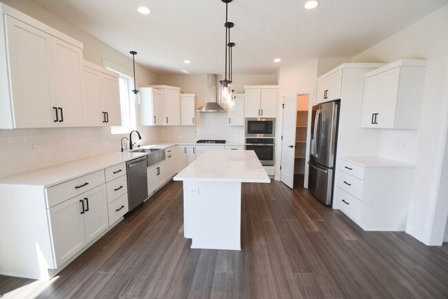 Building Photo - Stunning 5 Bed, 3.5 Bath Luxury Home for R...