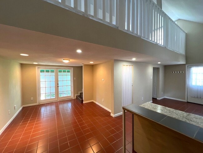 Building Photo - 627 E 14th St