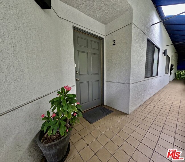 Building Photo - 805 N W Knoll Dr