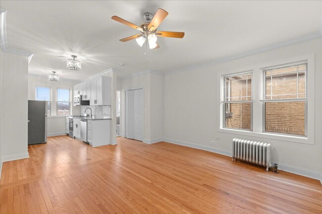 Building Photo - Large Studio in Andersonville