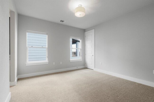 Building Photo - 6008 Florencia Ln